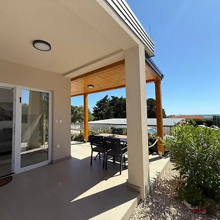 Arti Homes Rab مكان تخييم راب